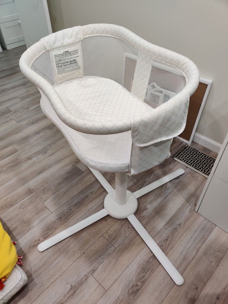 HALO BassiNest Swivel Sleeper Bedside Bassinet Essentia Series