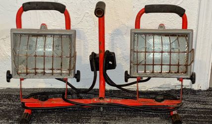 Utilitech portable halogen work light with twin 500-watt heads