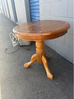 Pedestal Round Table