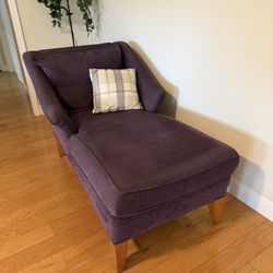 Purple Upholstered Chaise Lounge Chair with Armrests and Wooden Legs