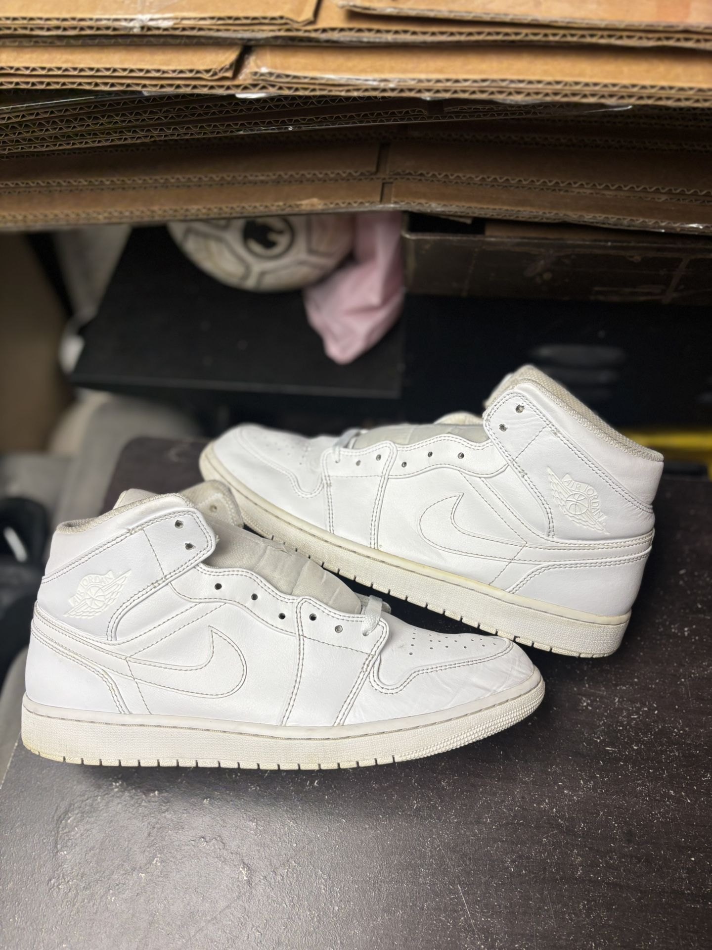 Air Jordan 1 Mid Triple White