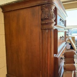 Matching 6 Drawer Dresser w/mirror And Nightstand