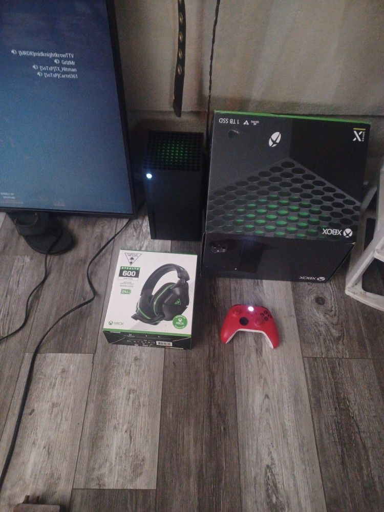 XS With Headset An Red Controller