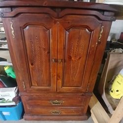 Dresser In Excellent Condition 