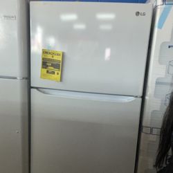 WHITE TOP AND BOTTOM REFRIGERATOR 