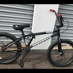 Haro Leucadia DLX BMX bike. 