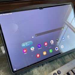 Samsung Galaxy Tab S8 Ultra 5G – Like New + Case & Screen Protector!