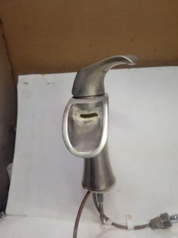 Single handle bathroom sink faucet
