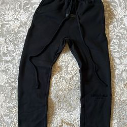 Black essential pants