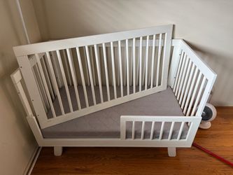 Grow with me crib/ bed FREE PICK UP ASAP
