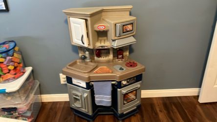 Play kitchen