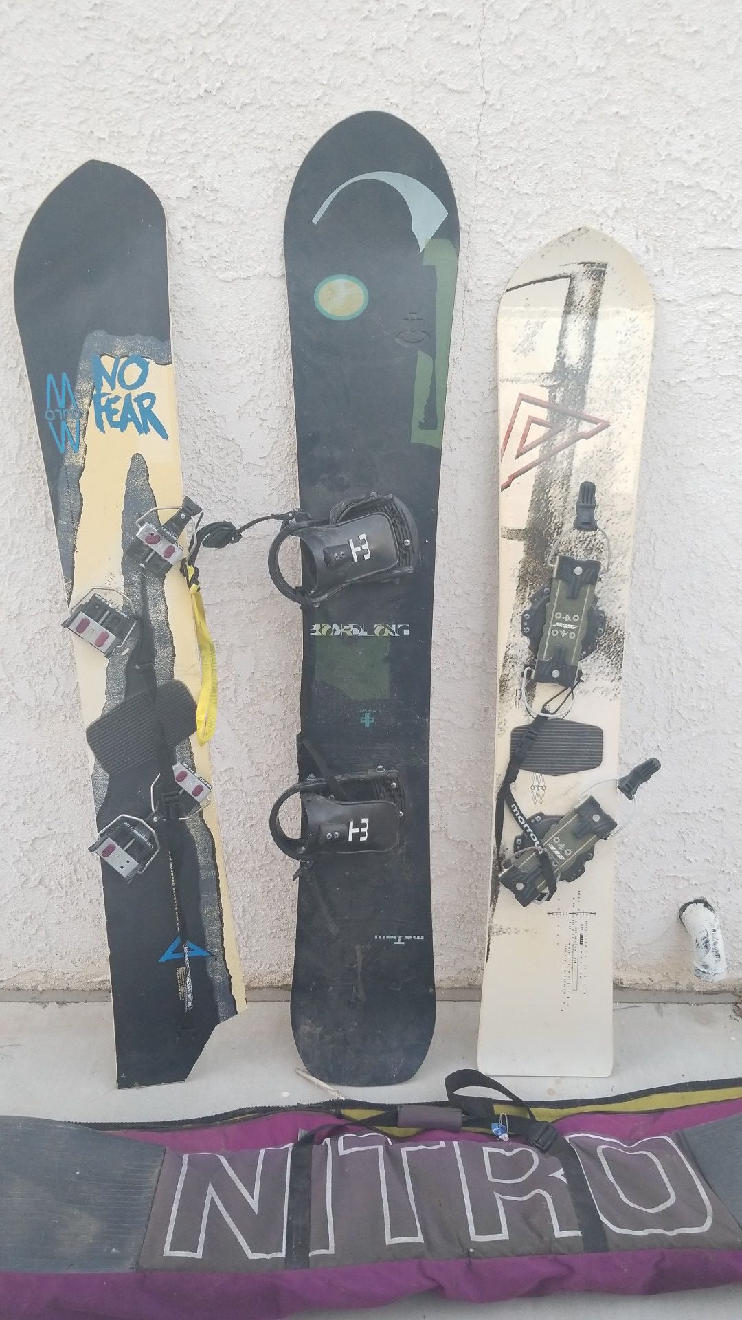 3 snowboards and a bag