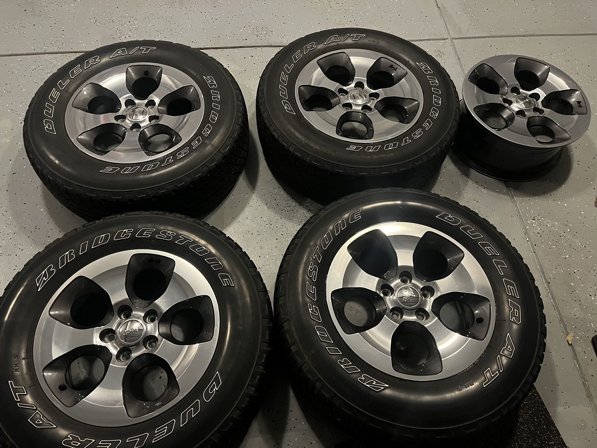 Jeep Wrangler JK Sahara Wheels & Tires