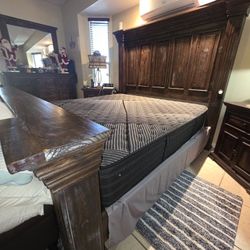 JUEGO COMPLETO DE CAMA KING  I’M OPEN OFFERS