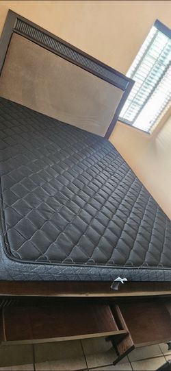 Queen bed w mattress