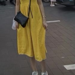 Old navy dress with adjustable strap  Small on tag  Very good condition  Smoke free home  Model height is 5’4”