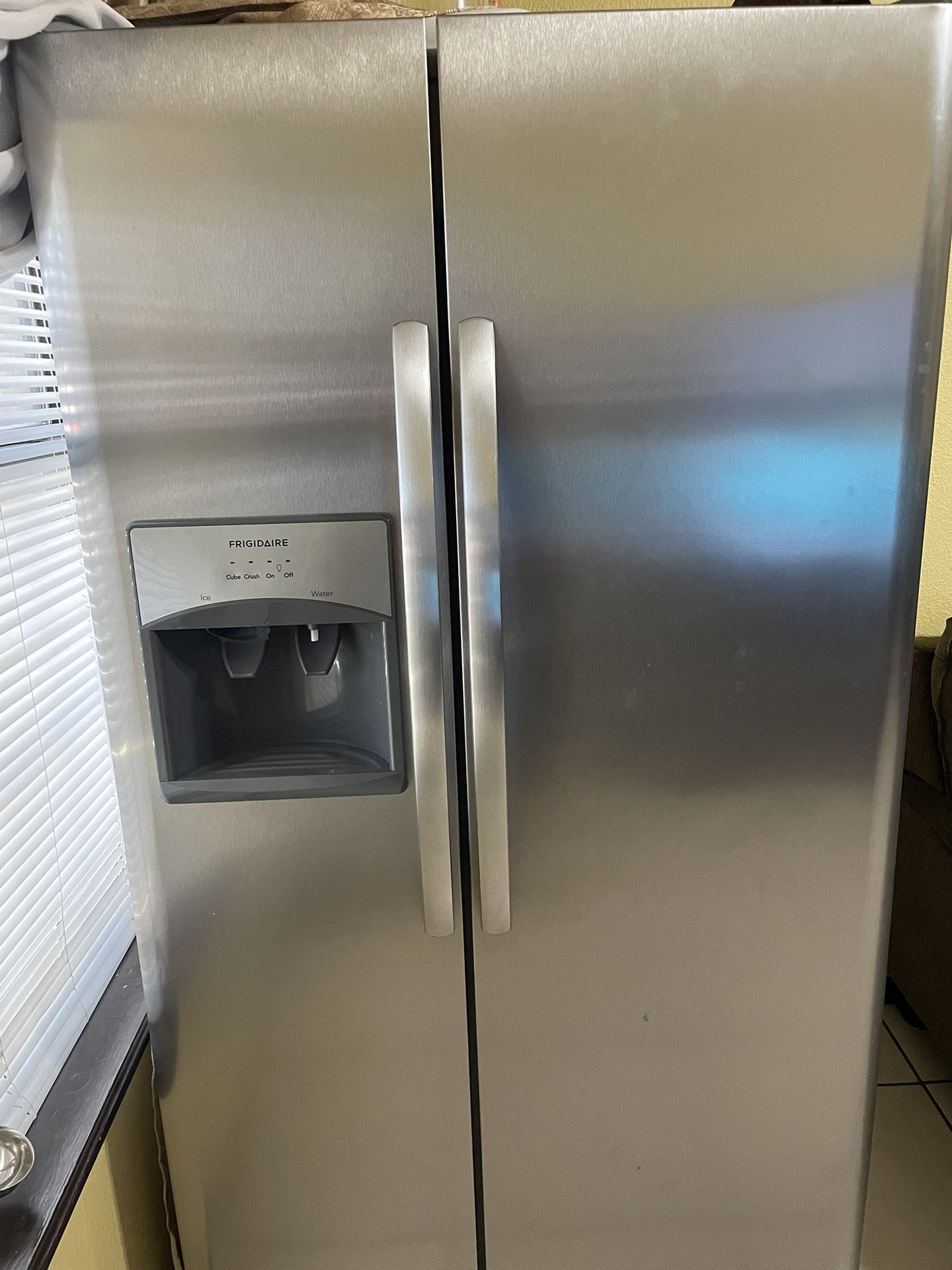 Frigidaire Refrigerator (contact info removed)