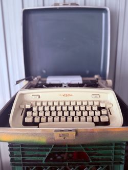 Royal Safari Portable Typewriter