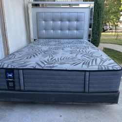 CAMA QUEEN SZ CABECERA DE MADERA Y PIEL  CON BONITO DISEÑO BOX SPRING COLCHÓN SEALY Y MARCO DE METAL USADA BURNA CONDICIÓN 