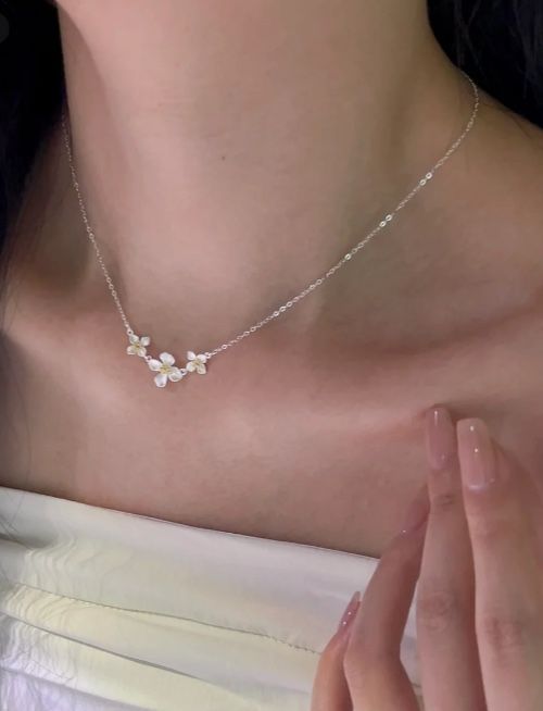 Fashionable silver necklace