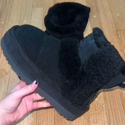 UGG chillapeak lamb fur boot 