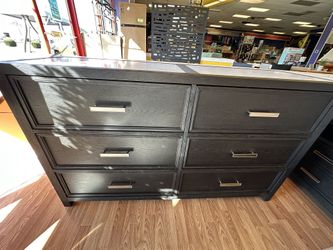 Dresser & 2 nights stands 