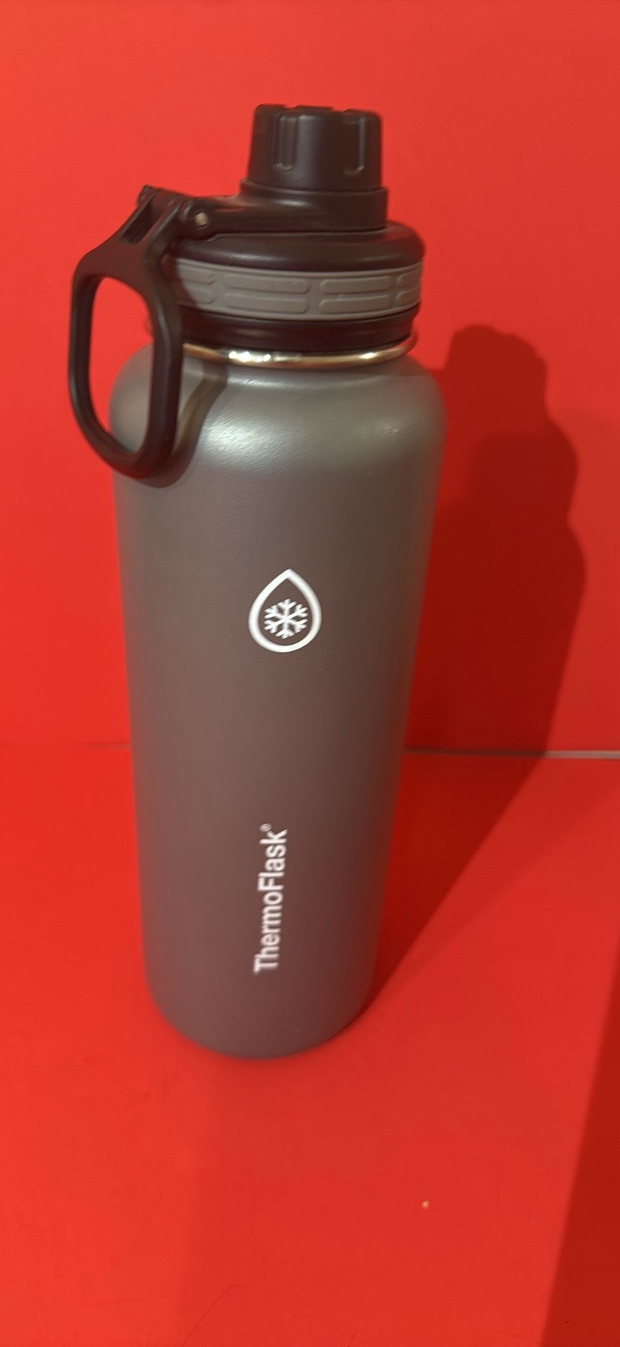- Botella de agua de acero inoxidable con aislamiento al vacío