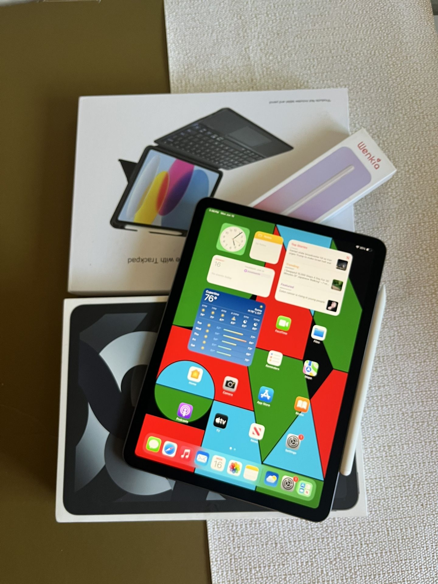 Apple iPad Air 5th Generation (M1 Chip) 256gb with Box, Pen And Keyboard