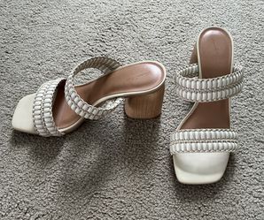 WOMEN SIZE 9 SHOES/SANDALS