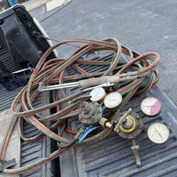 Oxygen Regulator And 80’ Hoses 