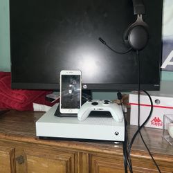 Xbox One All Digital iPhone 8 Plus Headset And Monitor 