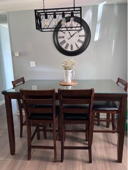 Comedor de madera para seis personas / Wooden dining set for six people