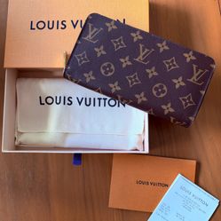 Louie Vuitton Zipper Wallet