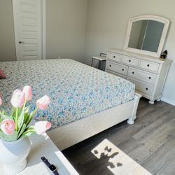 King Size Bed, 2 Night Stands,1 Dressing Table