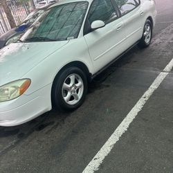 2004 Ford Taurus 