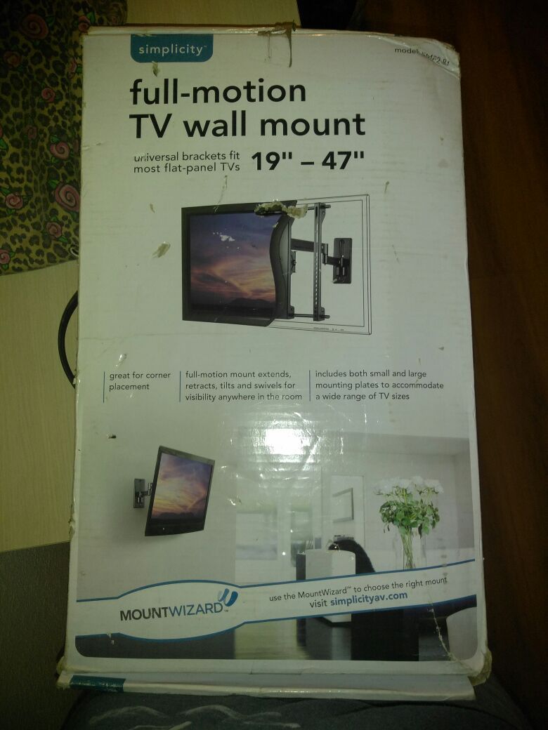 Sanyo TV with remote and wall mount unversol mount