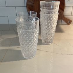 4 Plastic Cups