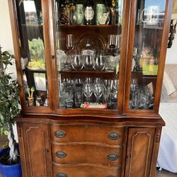 Beautiful Traditional China Cabinet / Display Hutch – Solid One-Piece