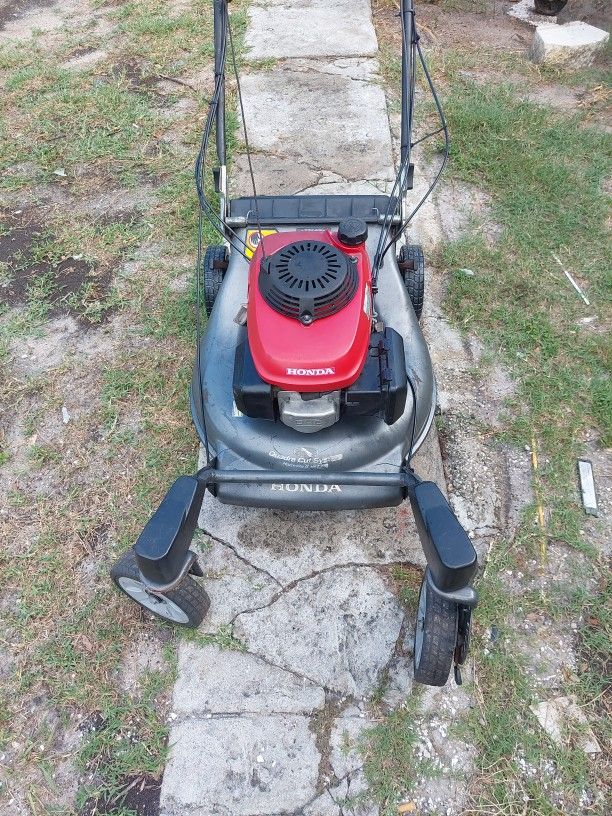 Honda HRZ 216 Quadra Cut Self Propelled Lawn Mower