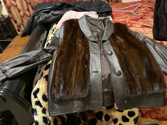 Leather jacket with mink trim size L like new