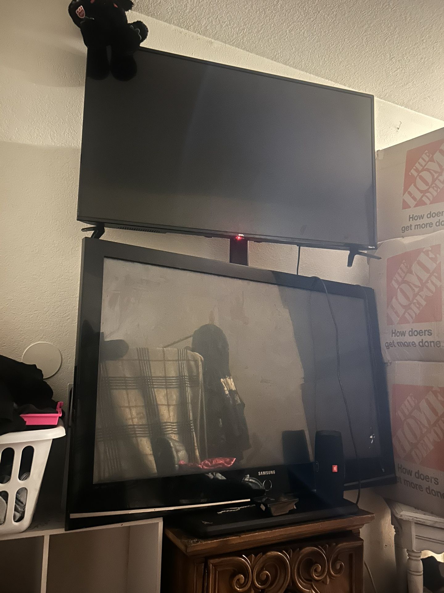 Working Samsung Tv(No Remote) OR Working ONN Roku TV(Remote Included).Prices Negotiation-able!!