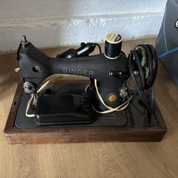 Singer Sewing Machine 