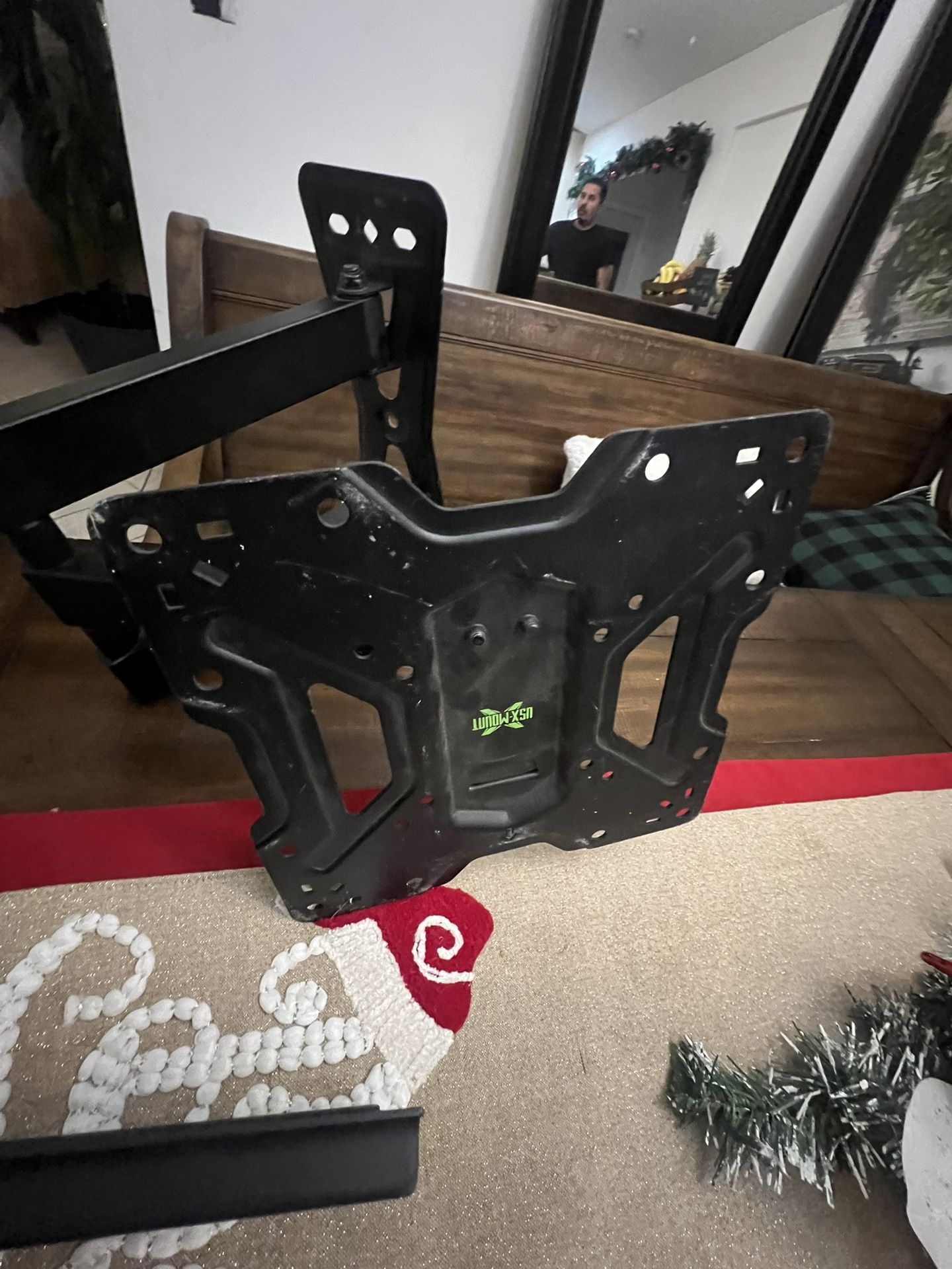 Universal TV Wall Mount Bracket (Fits 32–65” TVs)    Description  Universal TV wall mount bracket in great condition. Fits most 32–65 inch TVs with st