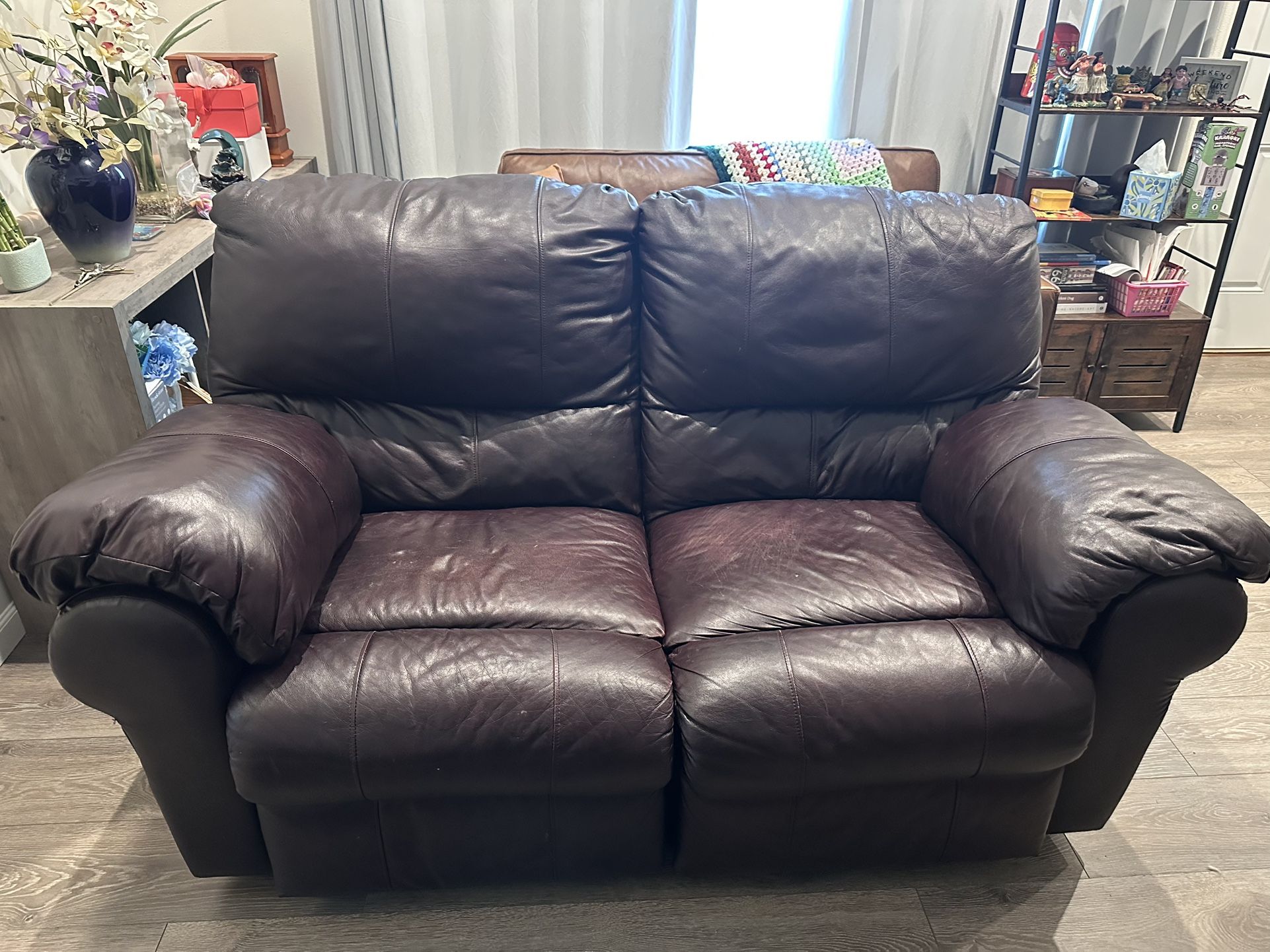 Love seat recliner (faux Leather)