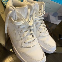 Airforce Size Woman Size 8 Like New