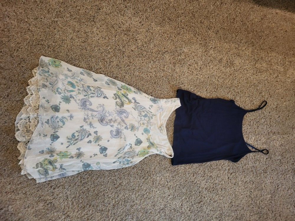 Jrs sm Via Signoria white/teal lace sleeveless blouse, Merona black cami items 2. Lot 119
