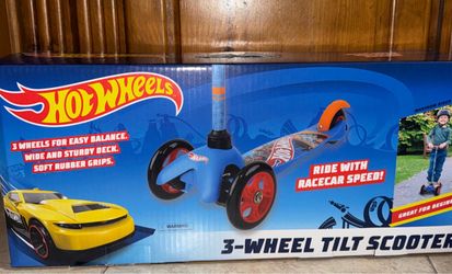 Hot Wheels 3-Wheel Tilt Scooter