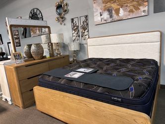 Beautiful bedroom set! 📲🚨 Easy Financing!