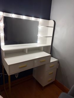 Makeup vanity white