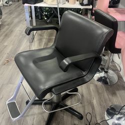 Haircut Chair It’s In Good Condition 